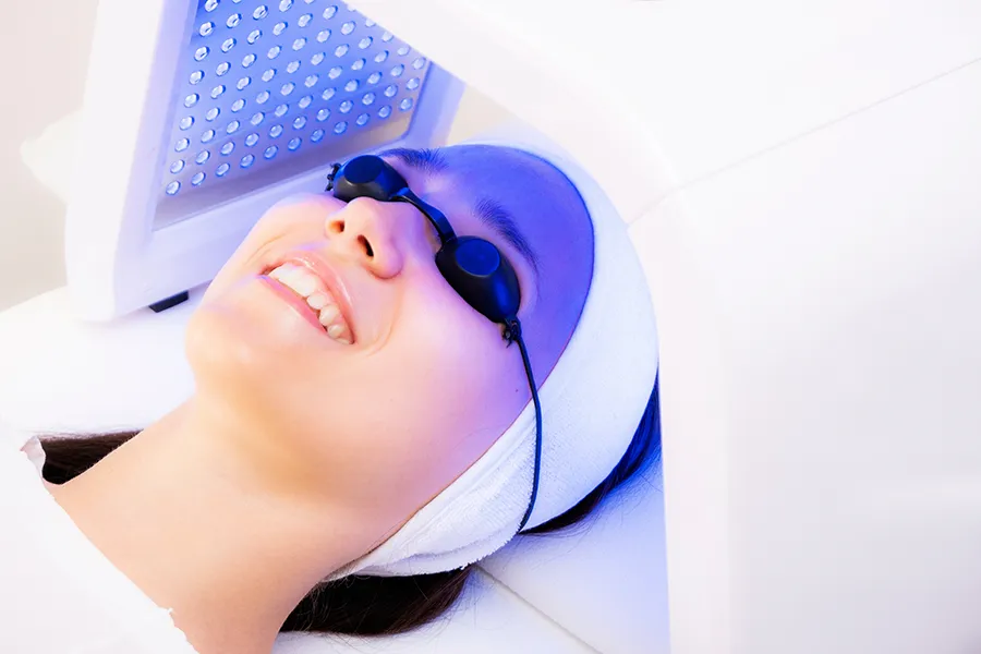 A woman getting blue light therapy. Schedule blue light therapy for skin from Yashoda Singh, MD in Hamilton-Toronto-Niagara.